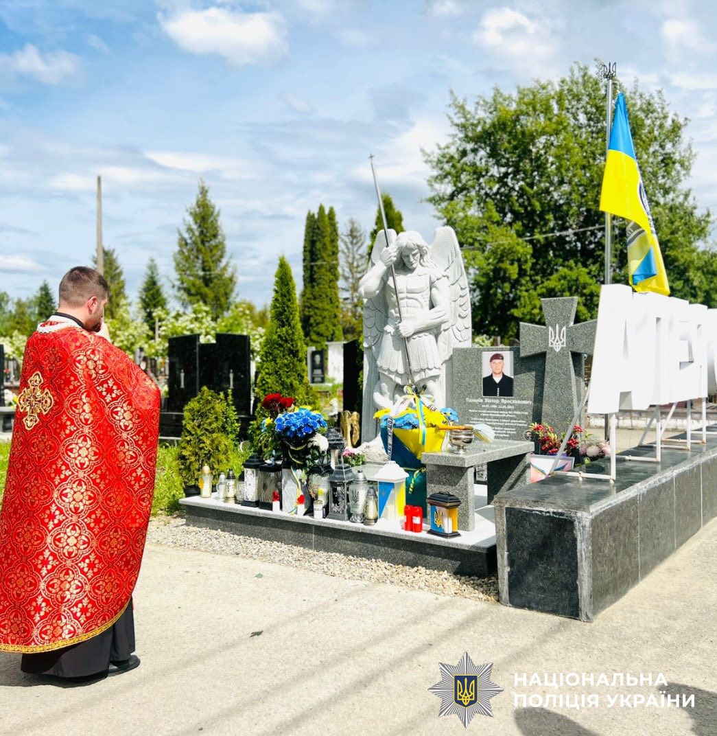 biznes - Поліцейські Прикарпаття вшанували пам’ять загиблого спецпризначенця - rai.ua