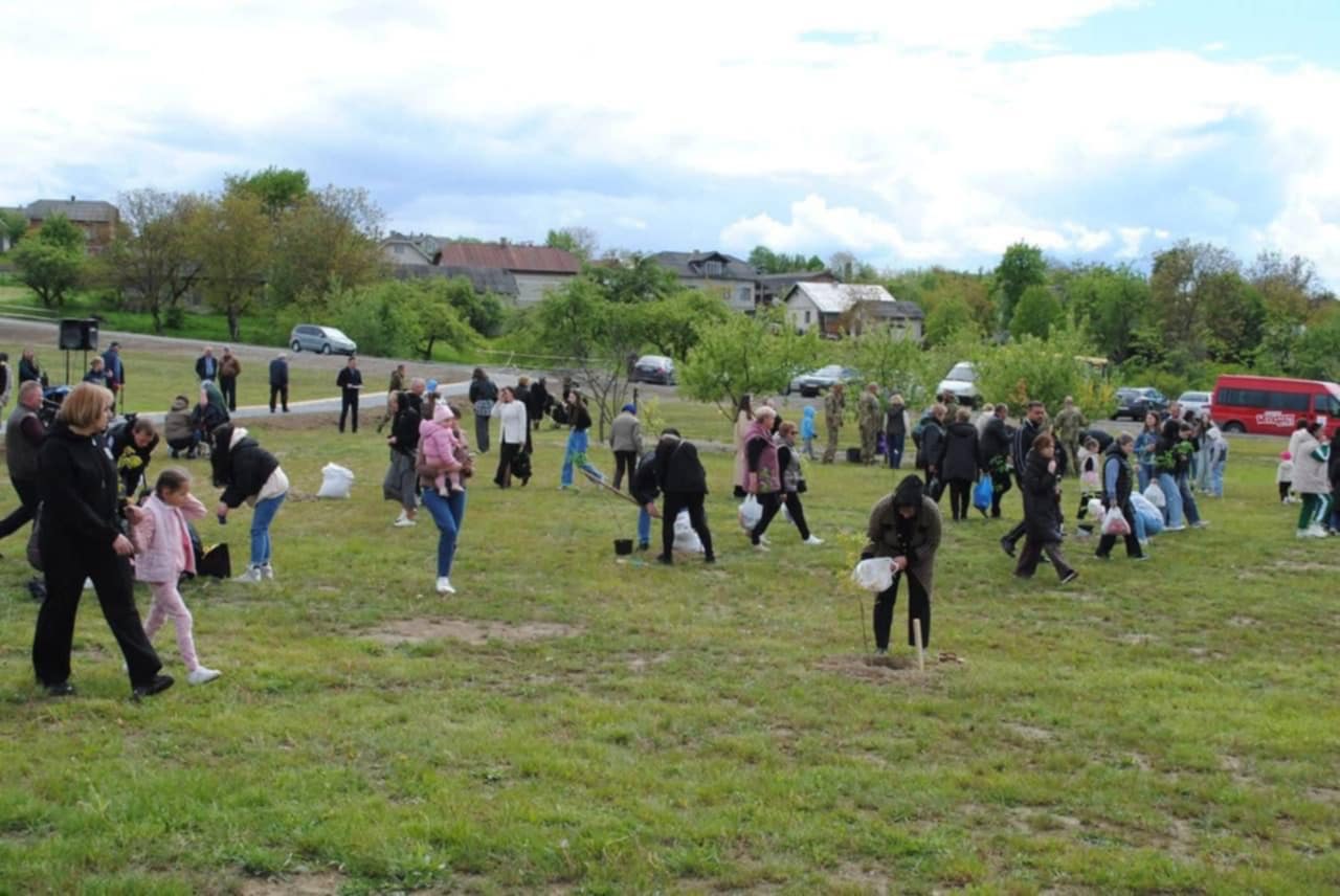 dedded4 - На Івано-Франківщині в пам’ять про загиблих героїв висадили дуби - rai.ua