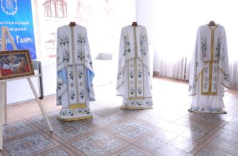 У Галичі відкрили виставку вишитих фелонів, створених священником