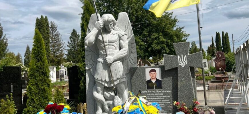 Поліцейські Прикарпаття вшанували пам’ять загиблого спецпризначенця