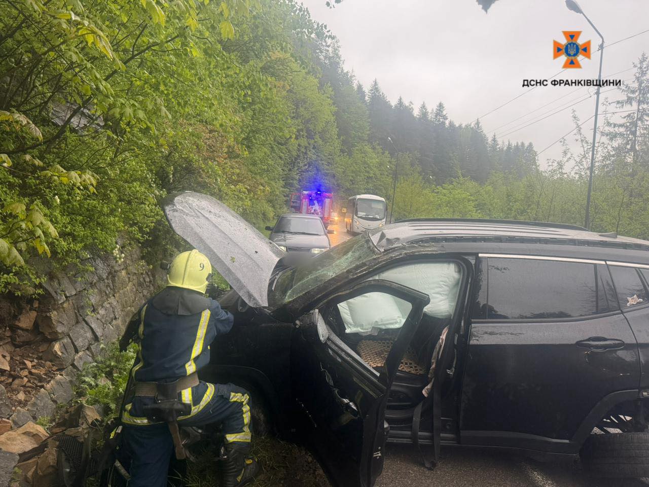 iar 1 - В Яремче авто зіткнулося з стіною вздовж узбіччя дороги - rai.ua