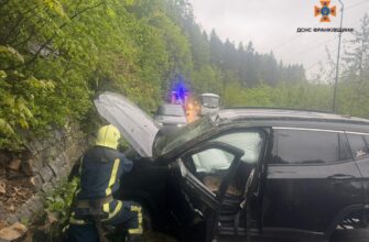 В Яремче авто зіткнулося з стіною вздовж узбіччя дороги