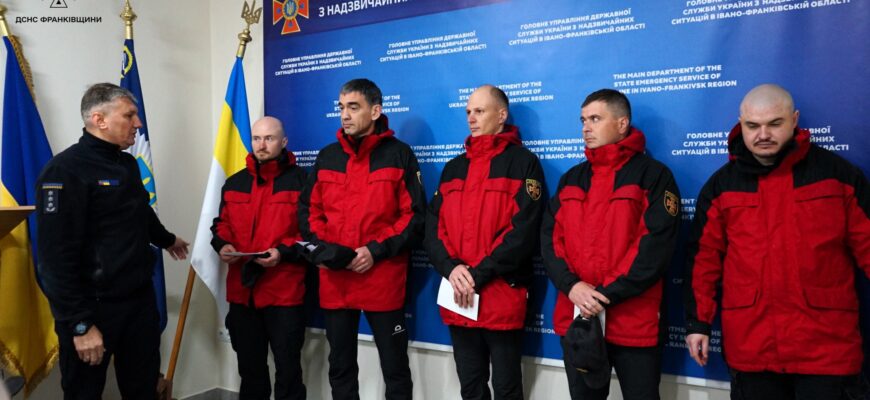 Герої Карпат: п’ятеро гірських рятувальників нагороджені за відвагу