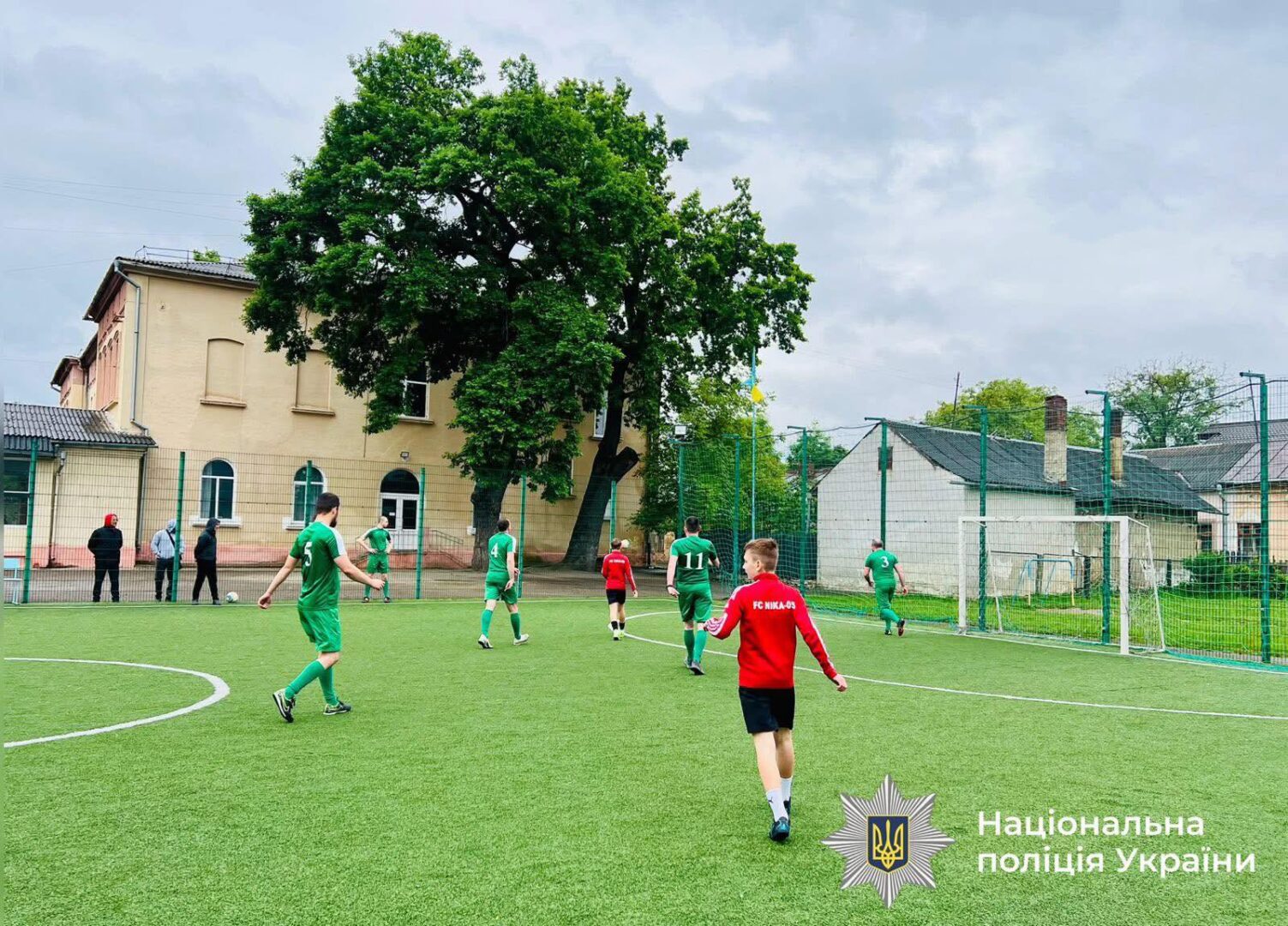 macht - Прикарпатські поліцейські зіграли із ліцеїстами футбольний матч - rai.ua