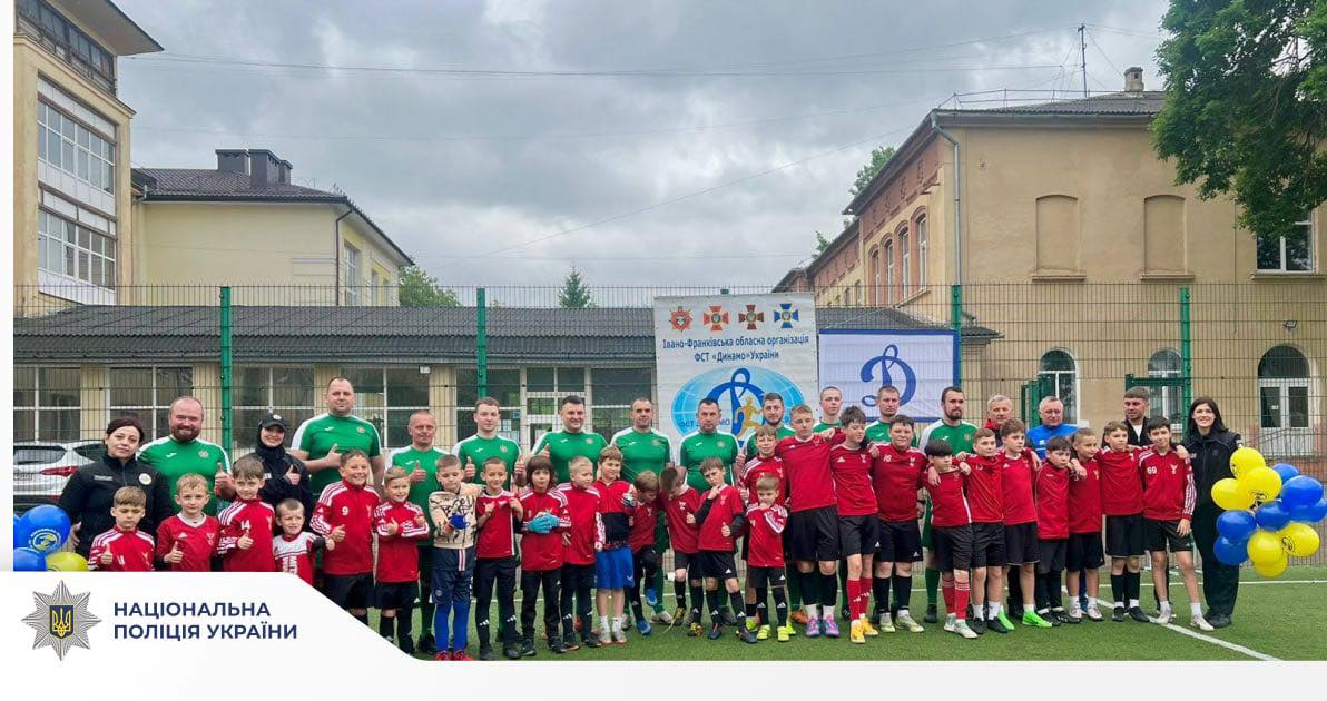 match - Прикарпатські поліцейські зіграли із ліцеїстами футбольний матч - rai.ua