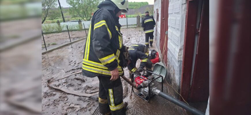 Вогонь, вода й буревії - рятувальники ліквідовували наслідки на Прикарпатті. Відео
