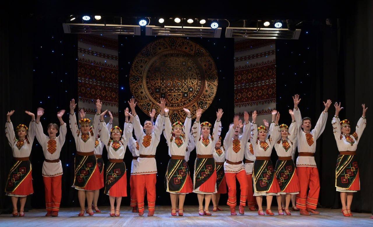 op4 - В обласній філармонії відбувся фестиваль народного танцю. Фото - rai.ua