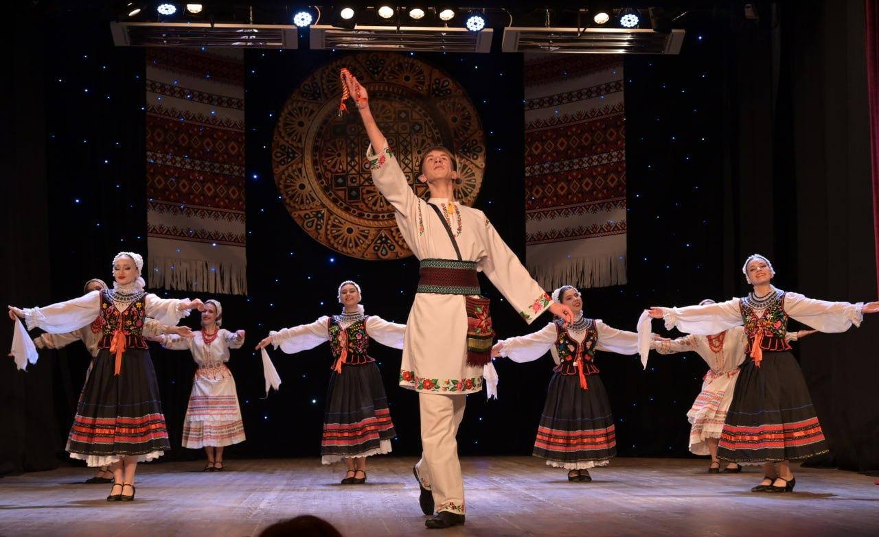 op6 - В обласній філармонії відбувся фестиваль народного танцю. Фото - rai.ua