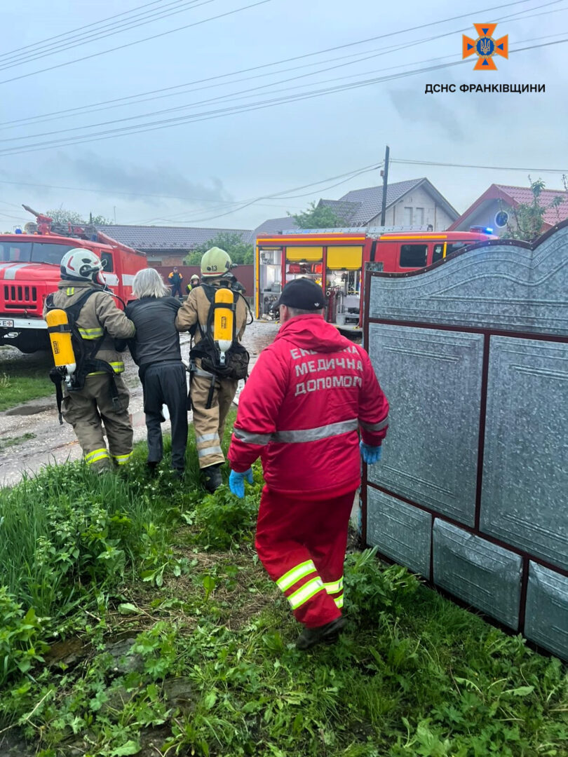 pvapv - Городенка: вогнеборці врятували чоловіка під час пожежі житлового будинку - rai.ua