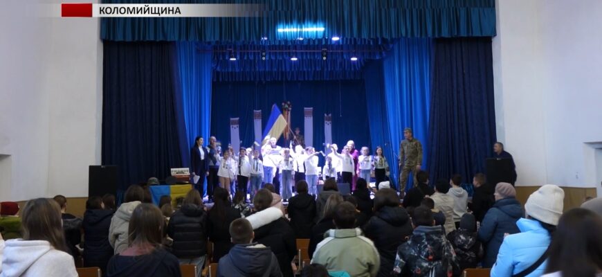 В Коломиї театр із Угорників презентував патріотичну віршовану виставу