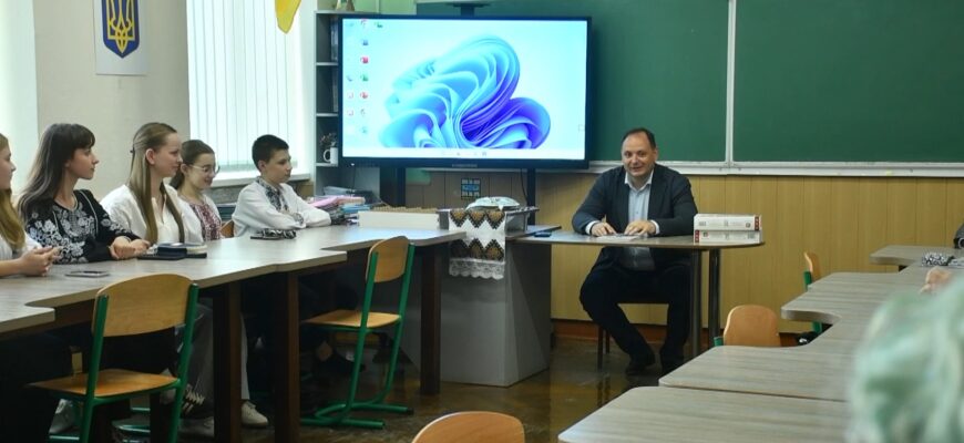 Руслан Марцінків провів урок з історії міста для школярів. Відео