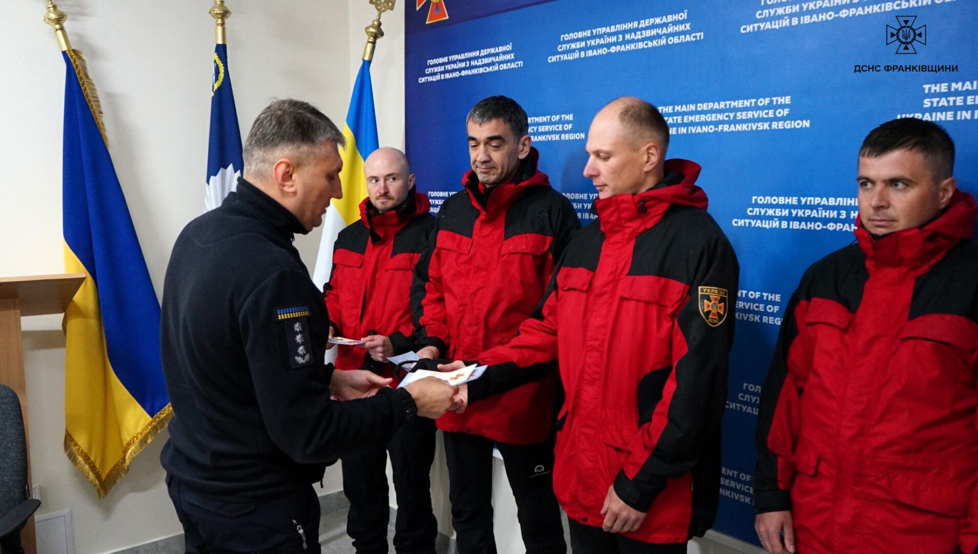 vidz3 - Герої Карпат: п’ятеро гірських рятувальників нагороджені за відвагу - rai.ua