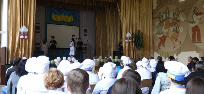 У Бурштинському коледжі влаштували концерт для команди «Гарячі серця». Відео