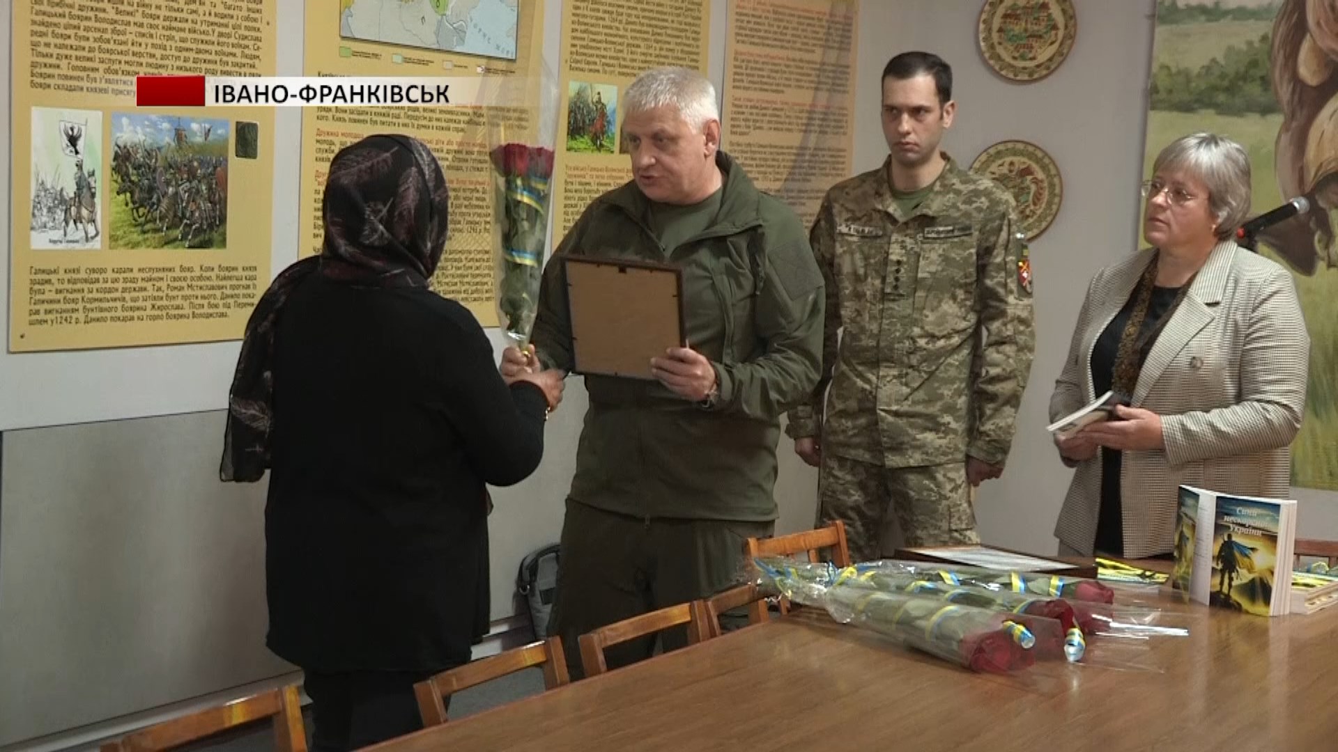 zbibi - Мати військовослужбовця із Галича презентувала власну книгу пам’яті. Відео - rai.ua