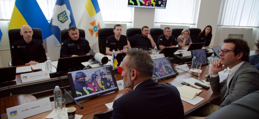 Українські рятувальники отримають 40 роботизованих пожежних комплексів