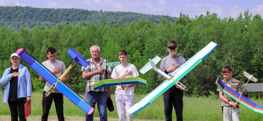 5 команд Прикарпаття змагались за першість з авіамоделізму