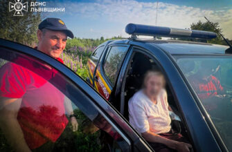 Львівські рятувальники відшукали бабусю, яка провела ніч у хащах