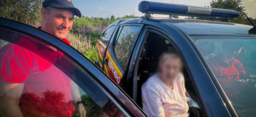 Львівські рятувальники відшукали бабусю, яка провела ніч у хащах