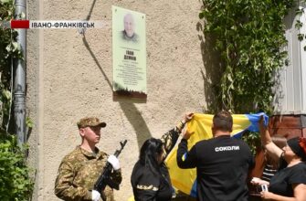 В Івано-Франківську встановили дошку пам'яті герою Івану Демківу