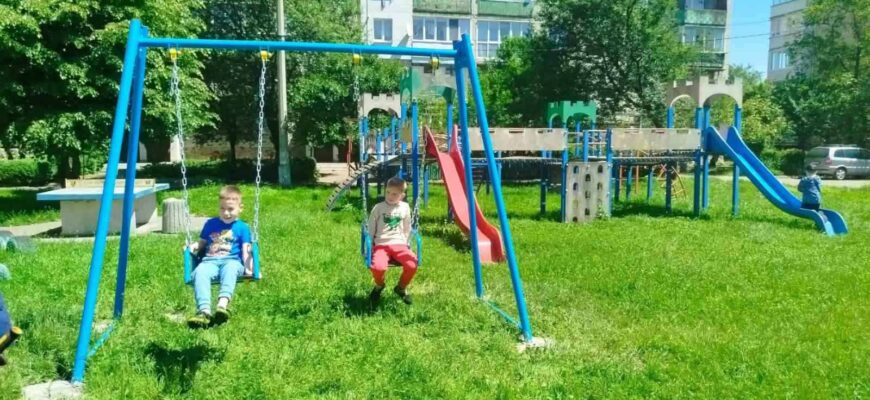 Дитячі майданчики в Калуській громаді ремонтують за графіком