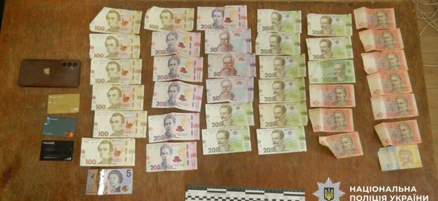 Зникли телефон та гроші: івано-франківські поліцейські затримали злодія