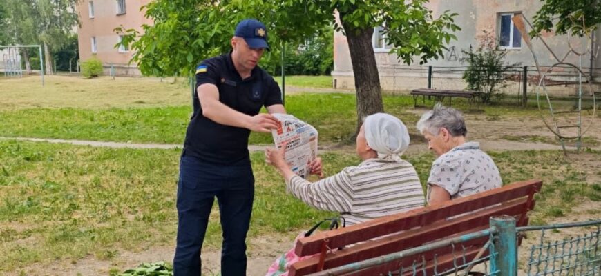 Рятувальники нагадують людям поважного віку про правила безпеки влітку
