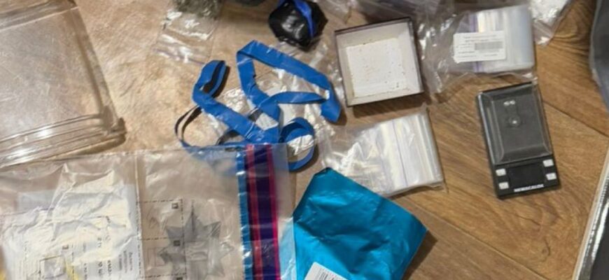 Зберігав наркотики з метою збуту: поліцейські затримали наркозбувача