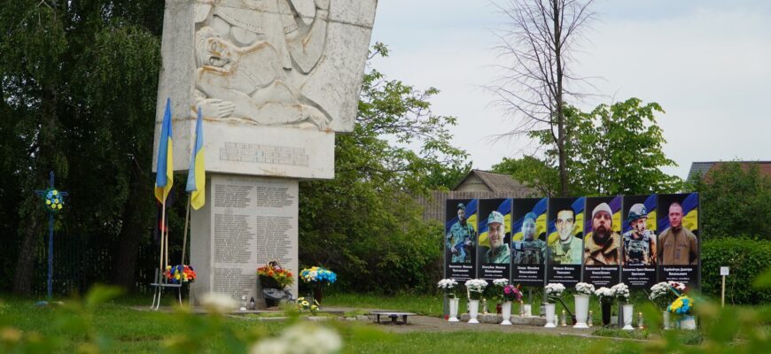 У Старому Лисці висадили дуби пам’яті