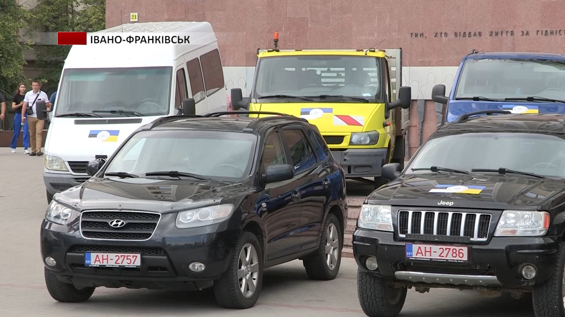 349999 - Івано-Франківськ передав військовим 34 автівки. Відео - rai.ua