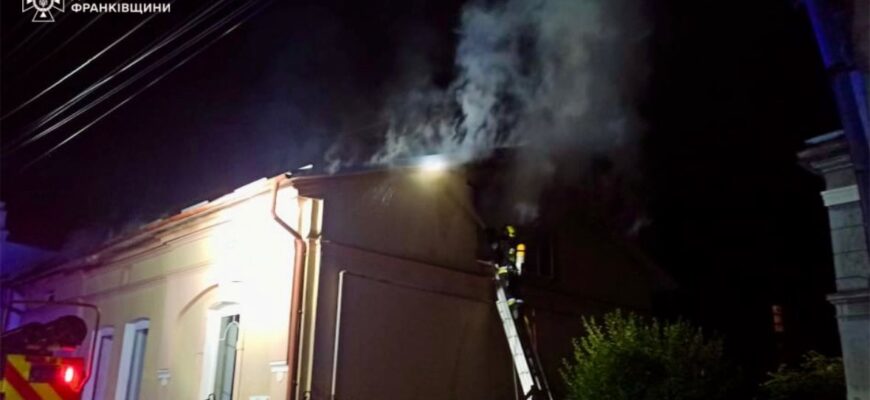 Рятувальники евакуювали чотирьох людей під час пожежі в Івано-Франківську