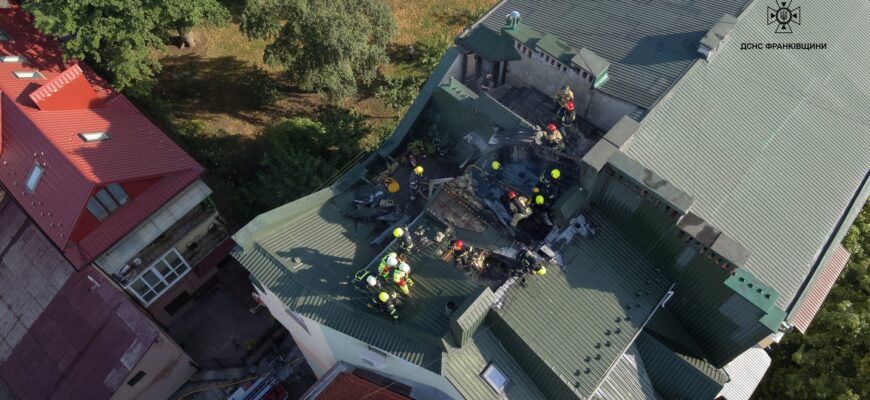 Івано-Франківськ: по вулиці Грушевського горів будинок