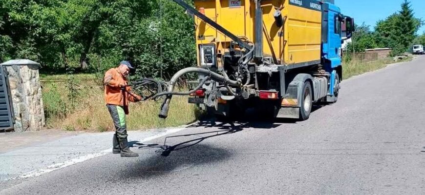 На дорогах Прикарпаття тривають ремонтні роботи