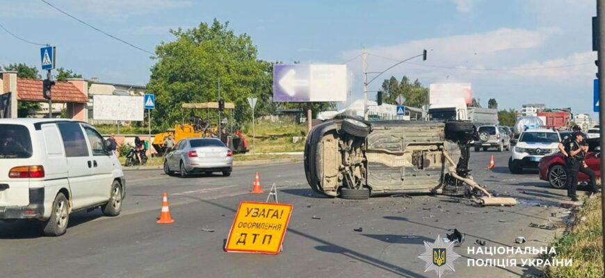Поліцейські розслідують аварію, у якій травмувався керманич легковика