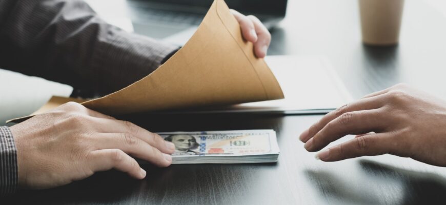 На Прикарпатті 70 посадовців притягнуто до відповідальності за корупцію