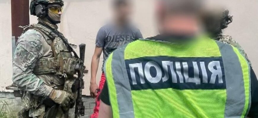 Нацполіція та СБУ затримали торговців нелегальною зброєю на Прикарпатті