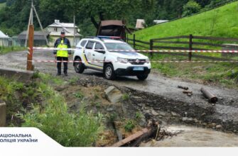 Негода на Верховинщині: поліцейські на місці допомагають громадянам