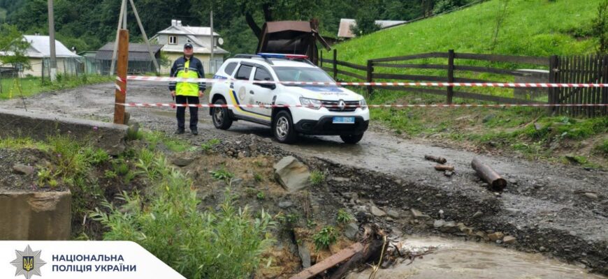 Негода на Верховинщині: поліцейські на місці допомагають громадянам