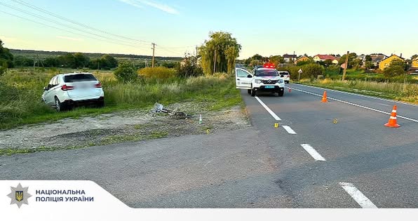 Поліція встановлює обставини автопригоди, у якій̆ травмувалася велосипедистка