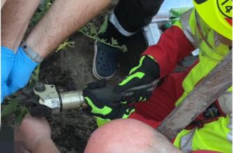 Рятувальники розрізали металеву арматуру, яка застрягла в руці жінки