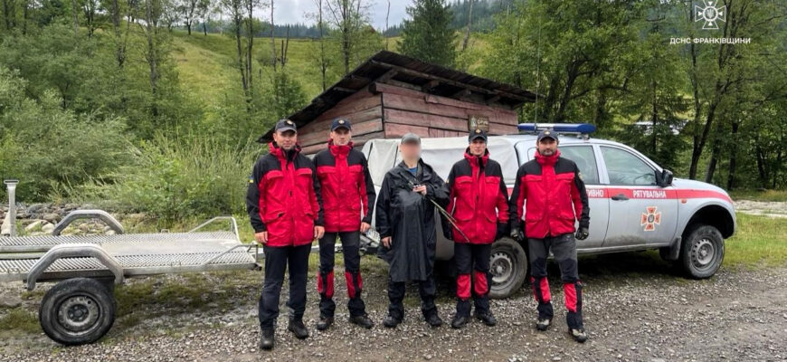 На Верховинщині рятувальники допомогли туристу, який заблукав у горах