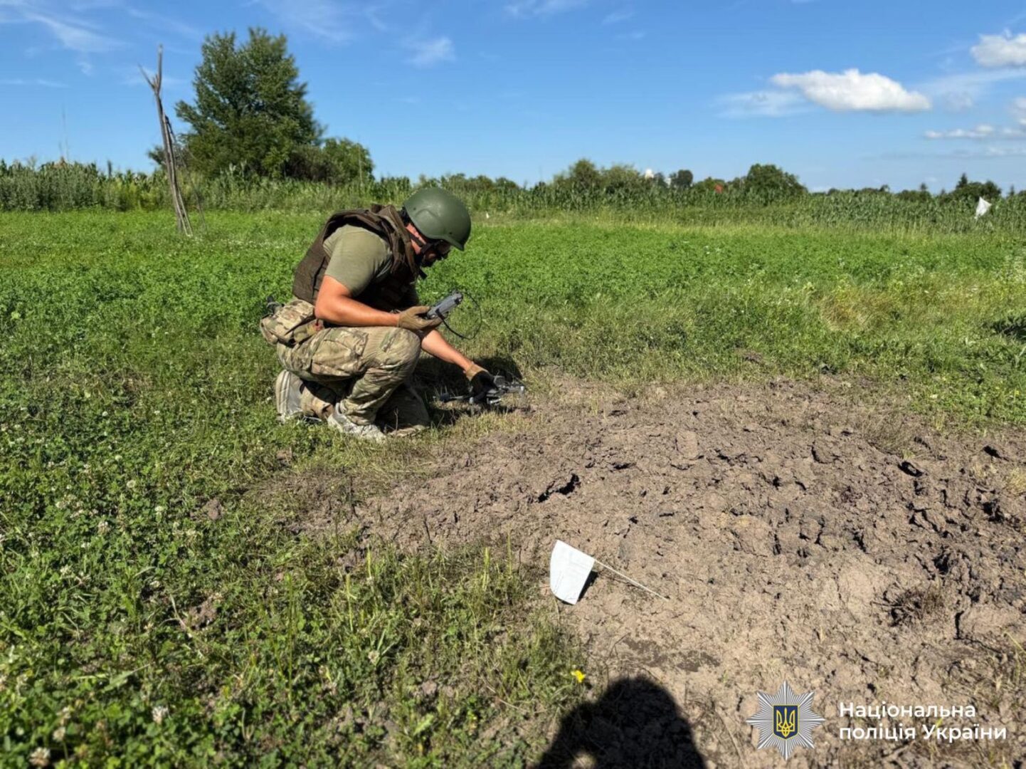 vyr7 - Розмінування на полях: прикарпатські поліцейські ліквідовують наслідки ворожого обстрілу - rai.ua