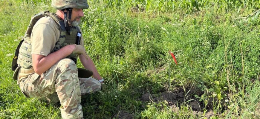 Розмінування на полях: прикарпатські поліцейські ліквідовують наслідки ворожого обстрілу