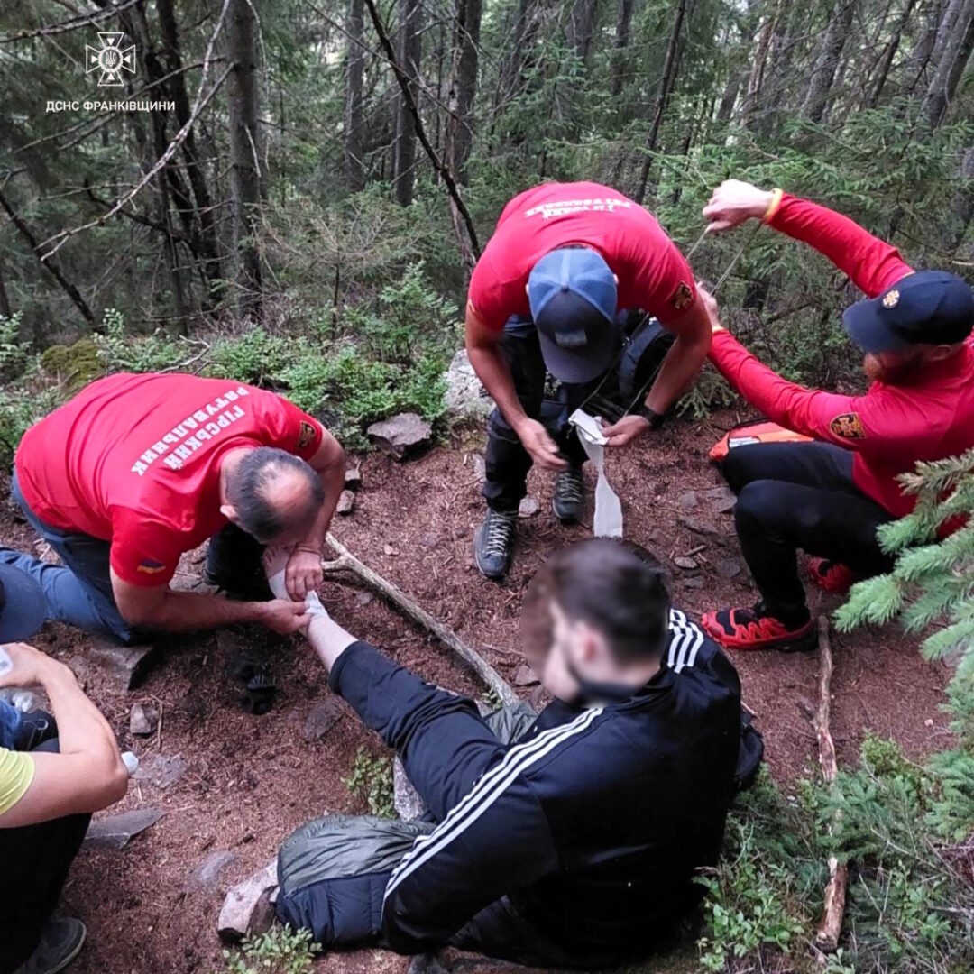 aonro - Рятувальники Прикарпаття надали допомогу чотирьом туристам у горах - rai.ua