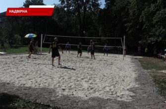 У Надвірній відкрили майданчик для паркового волейболу. Відео