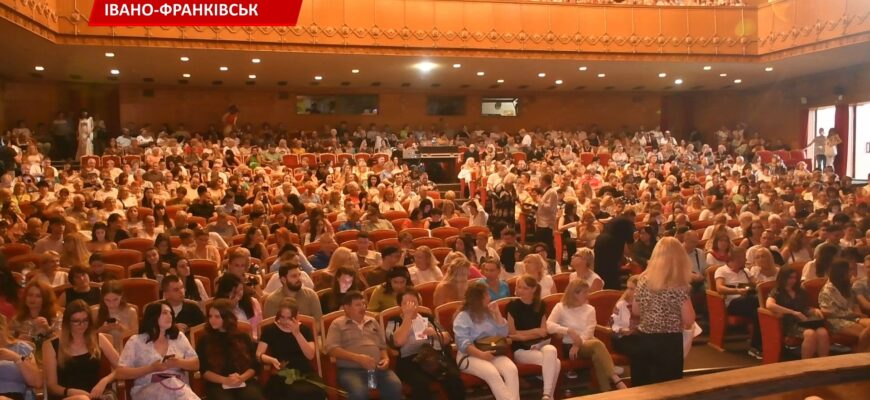 В Івано-Франківську показали благодійну виставу «Червона Рута». Відео