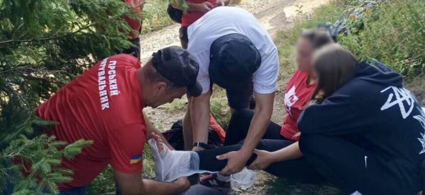 Рятувальники надали допомогу травмованій туристці на Говерлі