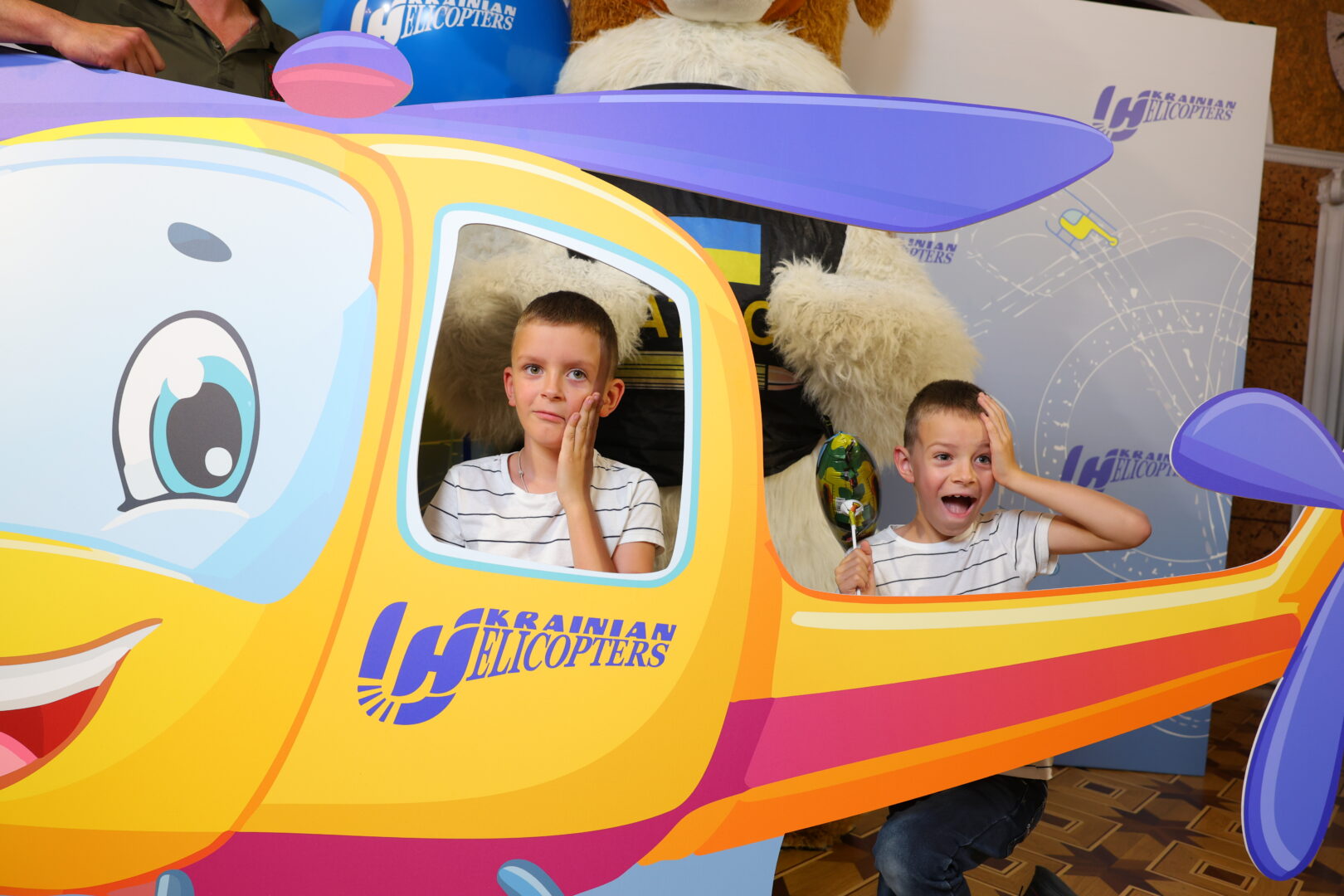 img 1532 - Авіакомпанія «Українські вертольоти» влаштувала театральне свято та вручила подарунки для 1500 дітей загиблих захисників - rai.ua
