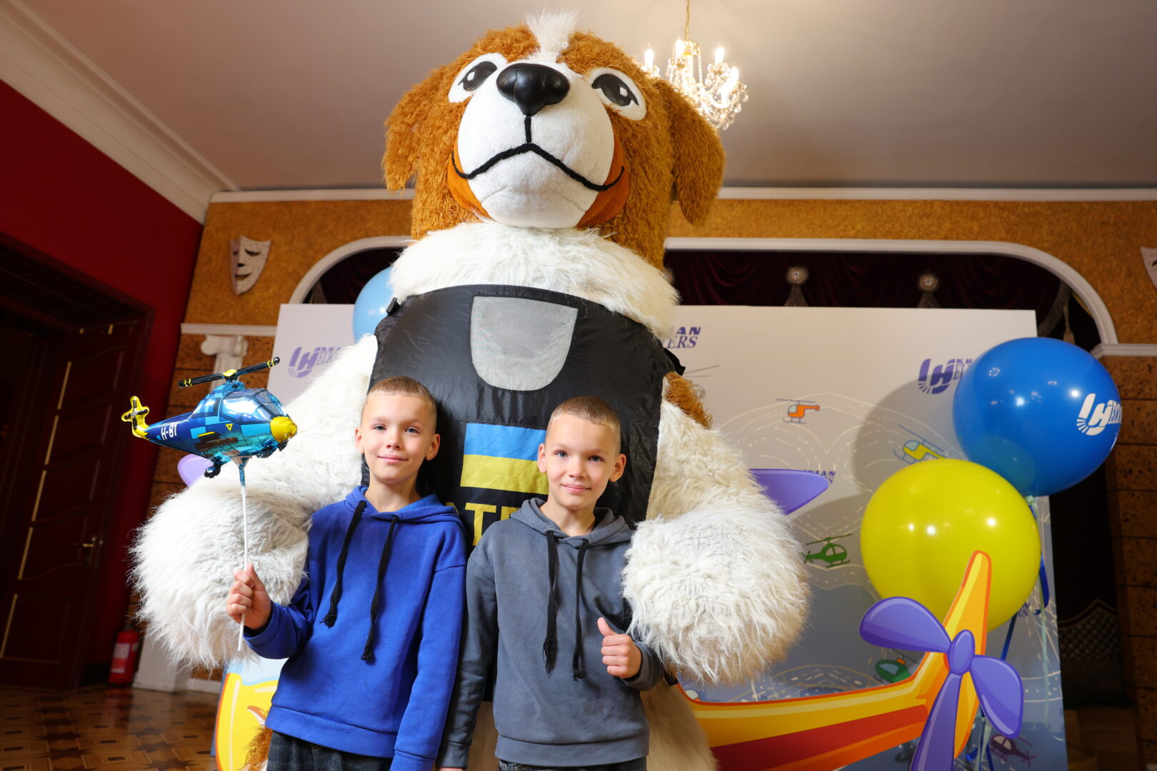img 1592 - Авіакомпанія «Українські вертольоти» влаштувала театральне свято та вручила подарунки для 1500 дітей загиблих захисників - rai.ua