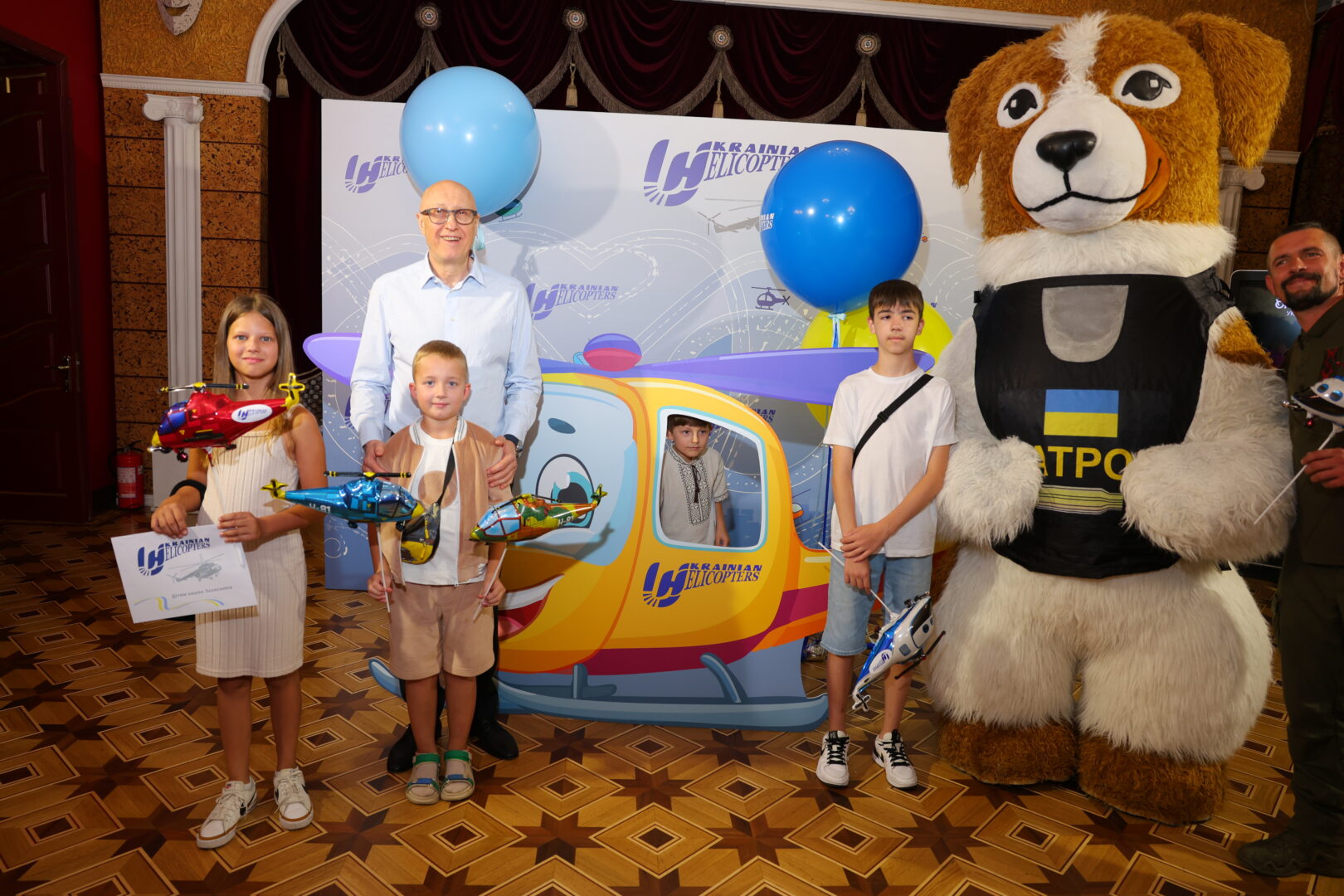 img 2797 - Авіакомпанія «Українські вертольоти» влаштувала театральне свято та вручила подарунки для 1500 дітей загиблих захисників - rai.ua