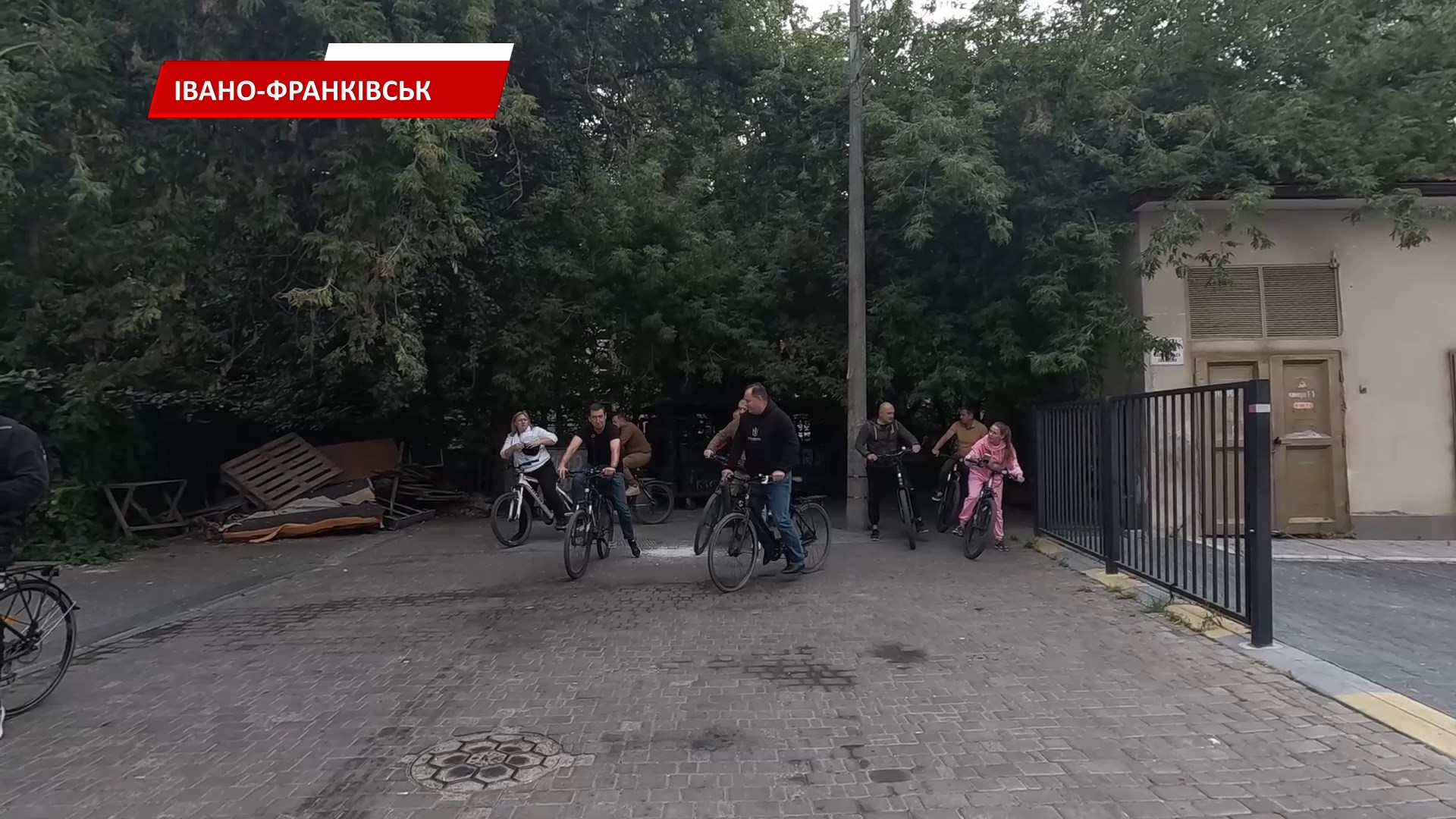 insp5 - Руслан Марцінків із комунальниками об’їхали майже весь район Набережної. Відео - rai.ua